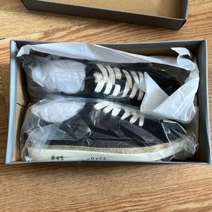 New in Box: Vionic Hattie sneakers size 8